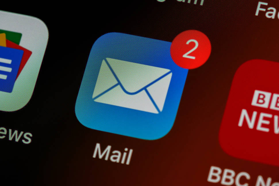 E-mail app on a mobile with 2 unread mails.